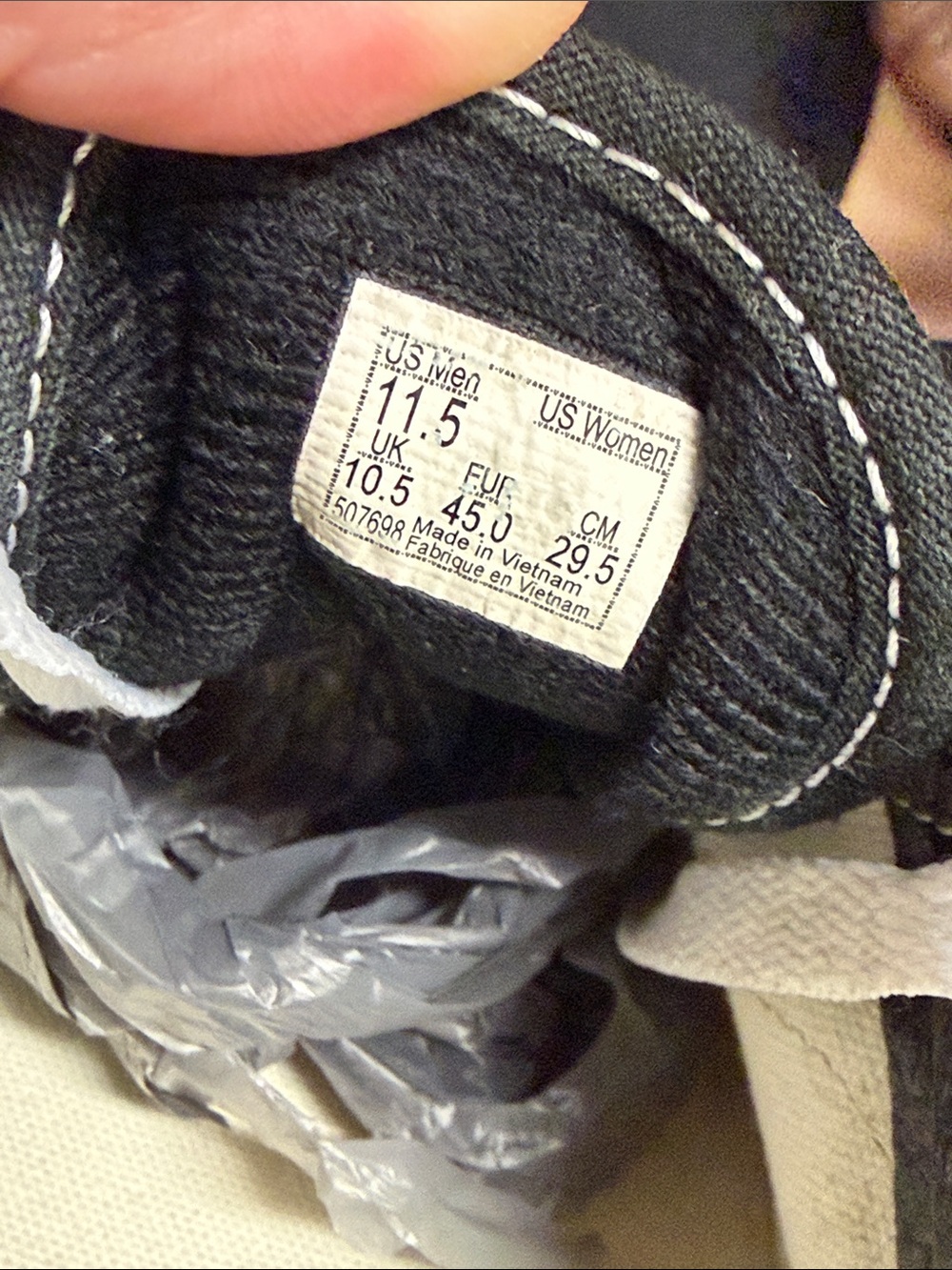Vans Old Skool suede sneakers in the core black and white colorway - Picture 5 of 5